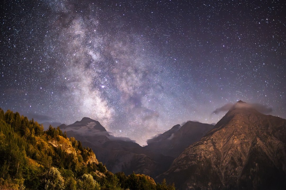 Astrophotographer’s Extreme Night Capture: Both Galactic Arms in One Session
