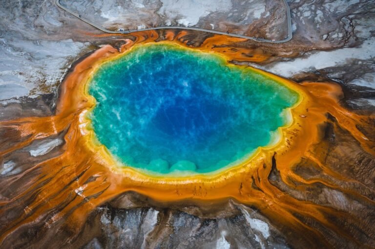 Dangerous Pursuit: Visitors Breach Safety Barriers at Yellowstone’s Iconic Hot Spring