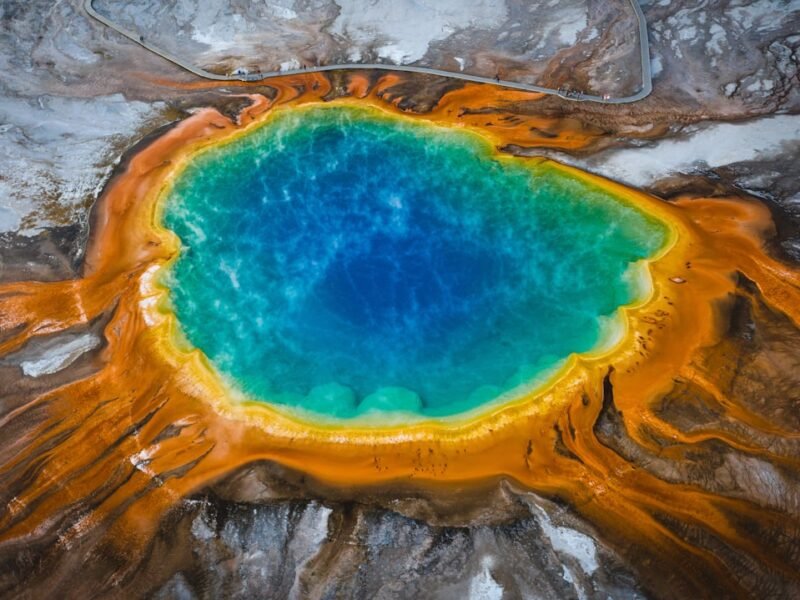 Dangerous Pursuit: Visitors Breach Safety Barriers at Yellowstone’s Iconic Hot Spring