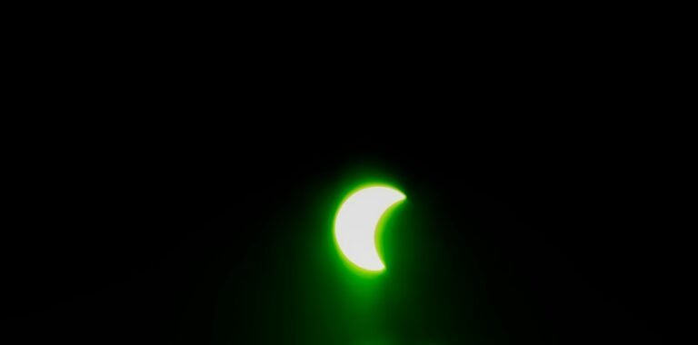 Capturing Solar Eclipse Motion: A Timelapse Journey Through Spain