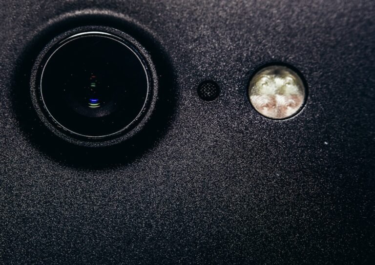Choosing Between Ultrawide and Telephoto for the iPhone Fold