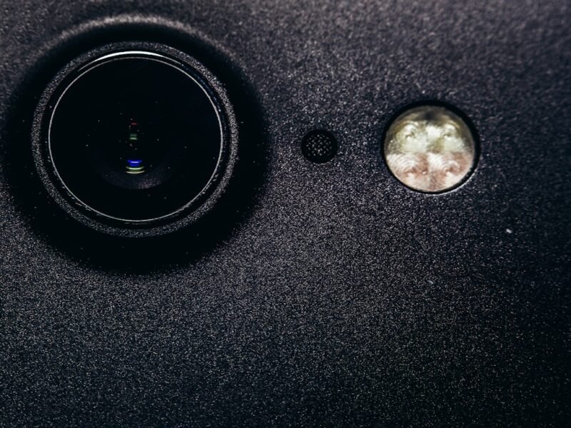 Choosing Between Ultrawide and Telephoto for the iPhone Fold
