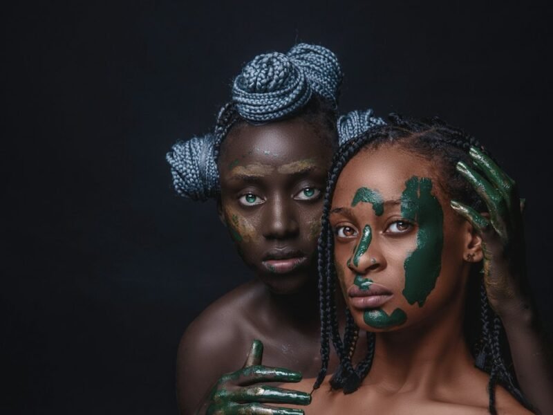 Global Posing Styles: Understanding Cultural Body Language in Photography